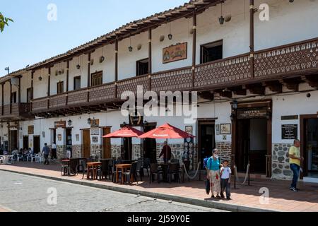 Les gens se rassemblent au centre-ville de Santa Fe de Antioquia, Colombie, Amérique du Sud. Banque D'Images