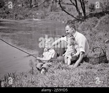 1930S FAMILLE DE PÊCHEURS PÈRE ASSIS PAR LE RUISSEAU SON FILS A UN POTEAU DE PÊCHE DANS L'EAU FILLE ASSISE SUR SES GENOUX À CÔTÉ PANIER PIQUE-NIQUE - J2596 HAR001 HARS 3 DAD REPAS FUMÉE PAIRE NOSTALGIQUE BEAUTÉ SUBURBAIN VIEUX TEMPS RIVIÈRE NOSTALGIE FRÈRE VIEUX FASHION SISTER 1 PUÉRICULTURE SÉCURITÉ JEUNE ADULTE SÉCURITÉ BASSIN TRAVAIL D'ÉQUIPE FILS HEUREUX FAMILLES JOIE STYLE DE VIE FEMMES FRÈRES PIPE RURAL SANTÉ MAISON VIE COPIE ESPACE PLEINE LONGUEUR DEMI-LONGUEUR FILLES PERSONNES INSPIRATION RUISSEAU SOINS MÂLES CROCHET SÉRÉNITÉ FRÈRES ET SŒURS CONFIANCE PÈRES B&W. CIRCUIT ATTRAPER SUCCÈS BONHEUR BIEN-ÊTRE ENJOUÉ AVENTURE SON Banque D'Images