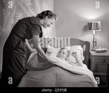 1950S FEMME MÈRE RENTRANT GARÇON FILS DANS LE LIT LA NUIT - J4428 DEB001 HARS SÉCURITÉ LIT HEURE FORTS FILS FATIGUÉS HEUREUX FAMILLES JOIE STYLE DE VIE PARENT FEMMES MAISON VIE COPIE ESPACE DEMI-LONGUEUR FEMMES PERSONNES S'OCCUPANT HOMMES CONFIANCE B&W RÊVES BONHEUR DRAPS GAI COUVERTURES GRAND ANGLE DANS LES SOURIRES COUVRE JOYFUL ÉLÉGANT DEB001 ATTACHEMENT PERSONNEL AFFECTION COOPÉRATION ÉMOTION JUVÉNILES ADULTE MOYEN-ADULTE FEMME MAMANS NOIR ET L'ORIGINE ETHNIQUE BLANCHE DE RACE BLANCHE EST UN VIEUX JEU D'ENFANT Banque D'Images