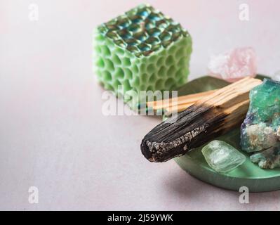 Palo Santo, bâton sacré d'arbre, brûlant avec de la fumée aromatique. Un mode de vie sain. Équilibre de vie ésotérique, concept de bonne énergie. Énergie de guérison avec cryst Banque D'Images