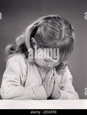 1950S LA TÊTE DE PETITE FILLE S'EST ENVENCHÉE LES MAINS JOINTES EN DISANT SES PRIÈRES DE NUIT AU CHEVET DU PATIENT - J7805 HAR001 PRIÈRES DE HARS FIDÈLES FOI BADURÉE JEUNES LA NUIT CROYANCE SPIRITUELLE NOIR ET BLANC ORIGINE ETHNIQUE CAUCASIENNE HAR001 INSPIRATION À L'ANCIENNE Banque D'Images