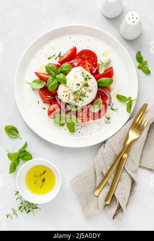 Salade Caprese à la tomate, mozarella et basilic, cuisine italienne Banque D'Images
