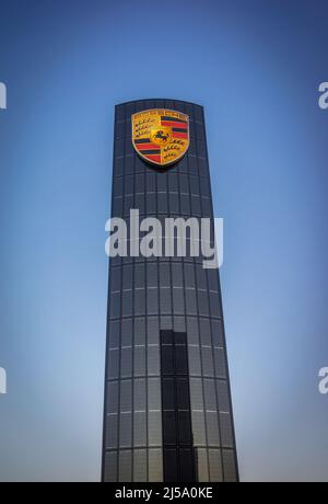 Panneau Porsche illuminé au concessionnaire Porsche Adlershof à Berlin, Allemagne, Europe Banque D'Images