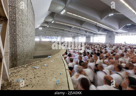 Pèlerins effectuant le rituel de lapidation pendant le Hajj à Makkah Arabie Saoudite Banque D'Images