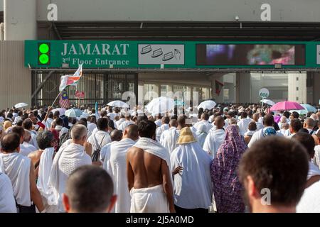 Pèlerins marchant vers le rituel de Jamarat à Mina, Makkah, Arabie Saoudite Banque D'Images