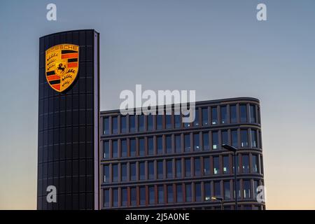 Panneau Porsche illuminé et bâtiment moderne au concessionnaire Porsche Adlershof à Berlin, Allemagne, Europe Banque D'Images