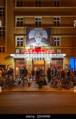 Babylone Cinema at Night (Kino Babylone) - une maison d'art emblématique dans un bâtiment classé dans le quartier de Berlin Mitte, Berlin, Allemagne, UE Banque D'Images