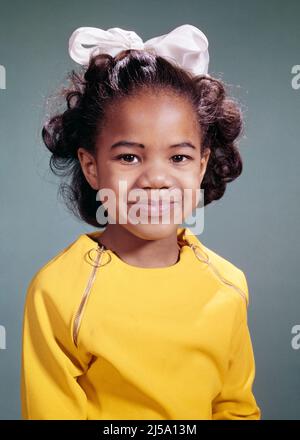 1960S PORTRAIT SOURIANT DE LA JEUNE FILLE AFRO-AMÉRICAINE REGARDANT L'APPAREIL PHOTO PORTANT LE HAUT JAUNE AVEC DES FERMETURES ÉCLAIR BOUCLE BLANCHE DANS LES CHEVEUX - KN826 HAR001 HARS FEMMES STUDIO SHOT SAIN MAISON VIE COPIE ESPACE DEMI-LONGUEUR EXPRESSIONS OEIL CONTACT BONHEUR JOYEUX AFRO-AMÉRICAINS AFRO-AMÉRICAIN NOIR ETHNICITÉ PLEIN D'ESPOIR SOURIRES CONSCIENTS JOYFUL ÉLÉGANT AGRÉABLE JEUNES HAR001 AFRO-AMÉRICAINS À L'ANCIENNE Banque D'Images