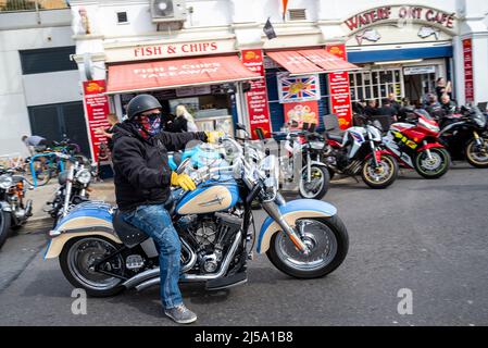 Harley Davidson pilote de moto arrivant pour le rassemblement de moto Southend Shakedown 2022 à Southend on Sea, Essex, Royaume-Uni. Commerçants de bord de mer Banque D'Images