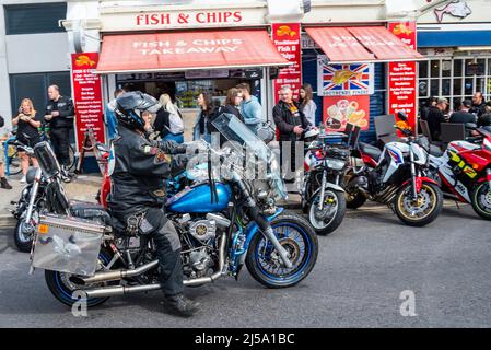 Harley Davidson pilote de moto arrivant pour le rassemblement de moto Southend Shakedown 2022 à Southend on Sea, Essex, Royaume-Uni. Emportez les cafés occupés Banque D'Images