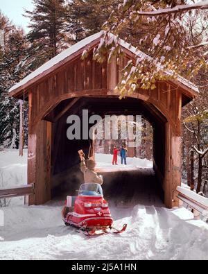 1970S HOMME SUR UNE ROUTE ENNEIGÉE AVEC MOTO-SKI MOTONEIGE EN CHEMIN VERS UN COUPLE DE RANDONNÉE DE L'AUTRE CÔTÉ DE BOIS RUSTIQUE COUVERT PONT - KW3414 HAR001 SALUTATION HARS EMBALLÉ PAR VÉHICULE DE BIENVENUE JEUNE ADULTE STYLE DE VIE FEMMES RURAL MAISON VIE COPIE ESPACE AMITIÉ FEMMES PERSONNES HOMMES APPELANT TRANSPORT RANDONNÉE MOTONEIGE D'ÂGE MOYEN HOMME D'ÂGE MOYEN HIVER COUVERT RUSTIQUE AVENTURE DÉCOUVERTE EXCITATION LOISIRS D'ON TO SIGNAUX HIVER JEUNE HOMME ADULTE JEUNE FEMME ADULTE RACE BLANCHE HAR001 ANCIENNE Banque D'Images