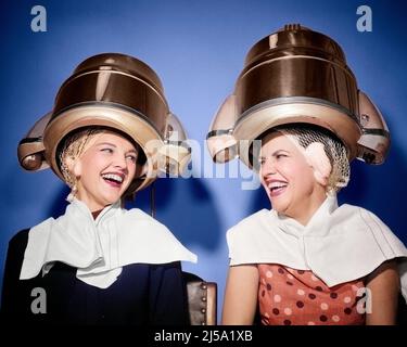 1950S DEUX FEMMES EN RIANT ASSIS SOUS UN SALON DE BEAUTÉ SÈCHE-CHEVEUX PORTANT DES FILETS DE CHEVEUX SERVIETTES PARLER POTINS ENSEMBLE - S8921C DEB001 HARS SILLY STYLE DE VISAGE COMMUNICATION RIRE JEUNE ADULTE SALON DE BANDE DESSINÉE INFORMATION HEUREUX STYLE DE VIE FEMMES GOSSIP STUDIO SHOT COPIE DE LUXE ESPACE AMITIÉ FEMMES PERSONNES FRÈRES ET SŒURS GOSSIPING EXPRESSIONS PETITE AMIE HUMORISTIQUE SERVIETTES BONHEUR TÊTE ET ÉPAULES JOYEUSE DÉCOUVERTE SÉCHAGE LOISIR RÉSEAUTAGE COIFFURE SAVOIR COMIQUE FEMMES MAISON FEMMES FRÈRES SIBLING SOURIRES GOSSIPS CONCEPTUELS SÈCHE-CHEVEUX COMÉDIE COPINES JOYFUL STYLÉES DEB001 FILETS CHEVEUX MOYEN-ADULTE Banque D'Images