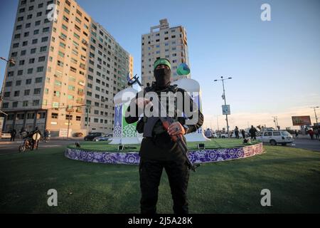 Gaza, Palestine. 21st avril 2022. Le 21 avril 2022, Gaza, la bande de Gaza, Palestine : des membres des Brigades Izz al-DIN al-Qassam, l'aile militaire du mouvement islamique, le Hamas distribue les dates et l'eau aux personnes qui se trouvent dans la rue avant le coucher du soleil pendant le mois du Ramadan, à Gaza, le 21 avril 2022. Le Ramadan est le neuvième mois du calendrier islamique et on croit que la révélation du premier verset dans le Coran a eu lieu au cours de ses 10 dernières nuits. (Credit image: © Mahmoud Ajjour/Quds Net News via ZUMA Press Wire) Credit: ZUMA Press, Inc./Alamy Live News Banque D'Images