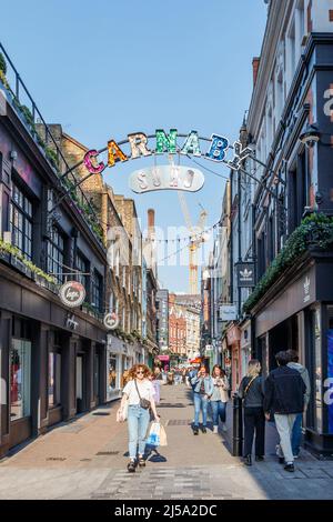 Les amateurs de shopping et les touristes se trouvent à Foubert's place, à côté de Carnaby Street, dans le quartier de Soho à Londres, au Royaume-Uni Banque D'Images