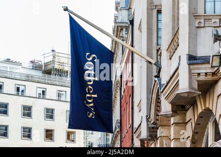 Drapeau devant le bar à café Sotheby's à St. George Street dans le quartier de Mayfair à Londres, Royaume-Uni Banque D'Images