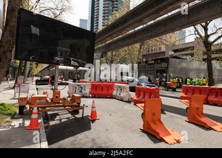 Seattle, États-Unis. 21st avril 2022. À la mi-journée 5th et Lenora, la ville de Seattle commence à retirer les tentes à côté d'un point de contrôle fermé de la route en cours d'installation pour la visite des présidents. Le président Biden doit se rendre dans la ville pour une activité de collecte de fonds du DNC, suivie de deux événements le jour de la Terre pour discuter du changement climatique, de l'infrastructure et de l'inflation. Seattle a connu une augmentation drastique du nombre de sans-abri depuis le début de la pandémie de Covid. Crédit : James Anderson/Alay Live News Banque D'Images