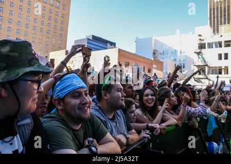 Fans au festival de musique Neon Desert à El Paso, Texas. Banque D'Images