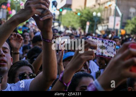 Fans au festival de musique Neon Desert à El Paso, Texas. Banque D'Images