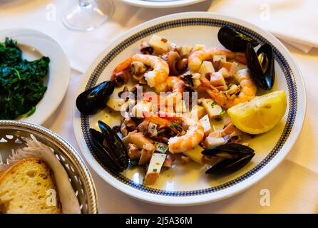 Frittura di mare, assortiment de fruits de mer frits Banque D'Images