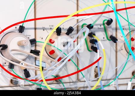 Équipement automatique dédié pour l'analyse de solutions, concept de technologie pharmaceutique Banque D'Images