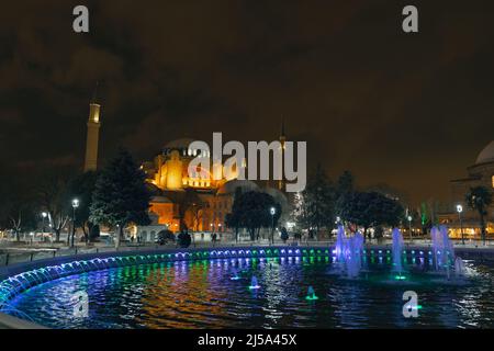 Sainte-Sophie ou Ayasofya la nuit en hiver. Photo de fond d'Istanbul. Bruit inclus. Banque D'Images