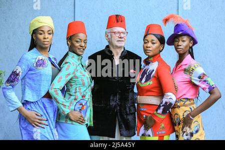 Londres, Royaume-Uni, 21st avril 2022. Les modèles portent les 'costumes Askari' colorés, 2021, quatre costumes textiles de médias mixtes créés par l'artiste, avec le directeur de galerie Christian Sulger-Buel (milieu). 'Musée alternatif du Soudan' est une exposition solo d'Amado Alfadni, organisée par Najlaa El-Ageli à la Galerie Sulgar-Buel d'art contemporain africain. L'association se sert de cartes postales, de photographies et d'archives orales pour révéler la relation entre le colonialisme et l'Afrique noire, et d'histoires mêlées de l'Afrique noire, de l'Égypte et de l'Afrique du Nord. Il est valable jusqu'au 30th juin 2022. Banque D'Images