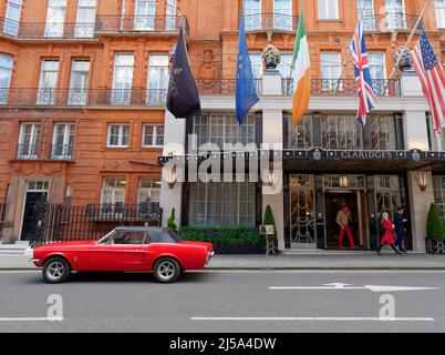 Londres, Grand Londres, Angleterre, avril 09 2022 : voiture mustang rouge à l'extérieur de l'hôtel Claridge. Banque D'Images