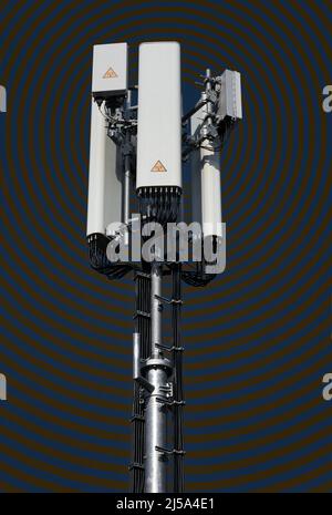 Mât radio pour communication mobile avec ondes de champ électromagnétique, antenne de fréquence de rayonnement électromagnétique Banque D'Images