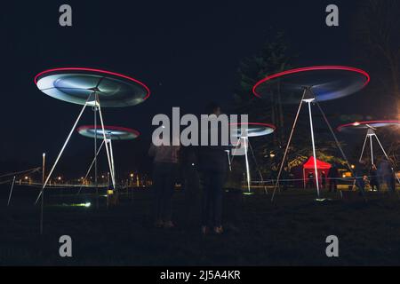 Chœur par Ray Lee - une installation monumentale de sculptures de son cinétique au Basingstoke Festival of Sound 2022 dans War Memorial Park Banque D'Images