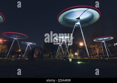 Chœur par Ray Lee - une installation monumentale de sculptures de son cinétique au Basingstoke Festival of Sound 2022 dans War Memorial Park Banque D'Images