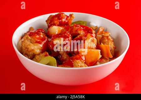 Un bol de poulet et de légumes frits avec sauce sucrée et sauce pour l'entracte Banque D'Images