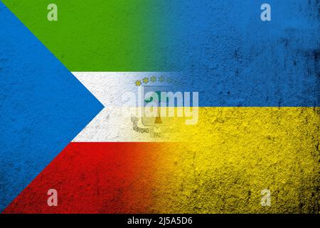 La République de Guinée équatoriale drapeau national avec drapeau national de l'Ukraine. Grunge l'arrière-plan Banque D'Images