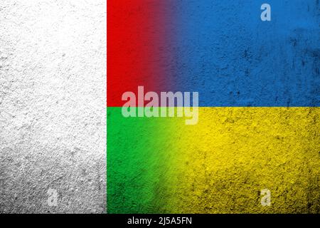 La République de Madagascar drapeau national avec drapeau national de l'Ukraine. Grunge l'arrière-plan Banque D'Images