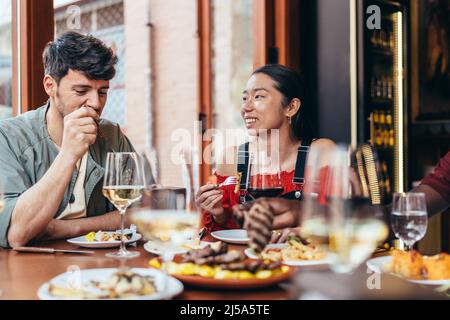 couple interracial en train de manger dans un restaurant Banque D'Images