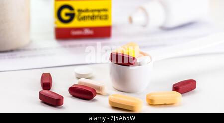 médicaments génériques comprimés et capsules, a le même ingrédient actif que les médicaments de référence. Banque D'Images