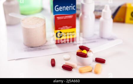médicaments génériques comprimés et capsules, a le même ingrédient actif que les médicaments de référence. Banque D'Images