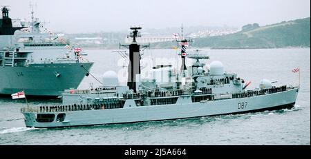 AJAXNETPHOTO. 23 JUILLET 2003. PLYMOUTH, ANGLETERRE. - TOUTES LES MAINS SUR LE PONT - LE DESTROYER HMS NEWCASTLE PASSE DEVANT LE HMS ALBION LORS DE LA PRÉSENTATION DES COULEURS PAR H.M. LA REINE. PHOTO:JONATHAN EASTLAND/AJAX REF:323072 12 Banque D'Images