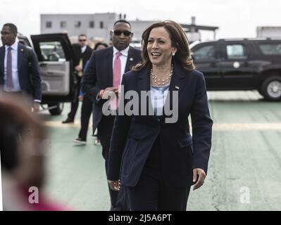 San Francisco, États-Unis. 21st avril 2022. Le vice-président Kamala Harris arrive à San Francisco le jeudi 21 avril 2022. Harris visite le centre médical de l'Université de Californie à San Francisco et le programme EMBRACE de soins prénatals et postnatals pour les femmes noires. Photo de Terry Schmitt/UPI crédit: UPI/Alay Live News Banque D'Images