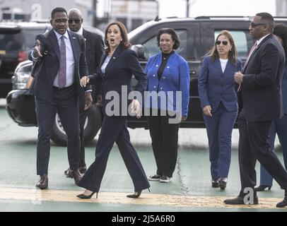 San Francisco, États-Unis. 21st avril 2022. Le vice-président Kamala Harris arrive à San Francisco le jeudi 21 avril 2022. Harris visite le centre médical de l'Université de Californie à San Francisco et le programme EMBRACE de soins prénatals et postnatals pour les femmes noires. Photo de Terry Schmitt/UPI crédit: UPI/Alay Live News Banque D'Images