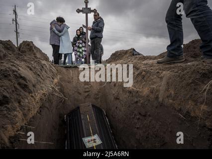 Dnipro, Ukraine. 21st avril 2022. Les membres de la famille embrassent après avoir enterré leurs proches tués dans la guerre russe à Irpin, en Ukraine, le jeudi 21 avril 2022. Le président russe Vladimir Poutine a revendiqué jeudi un succès à Marioupol, mais a ordonné aux troupes de ne pas prendre la tempête sur une aciérie où les combattants ukrainiens ont continué leur résistance et ont refusé de se rendre. Photo de Ken Cedeno/UPI crédit: UPI/Alay Live News Banque D'Images