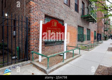 Signalisation pour New York City Housing Authority First Houses dans le quartier East Village à Manhattan, New York, NY Banque D'Images