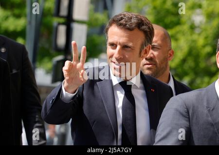 Saint Denis, France. 21st avril 2022. Le président français Emmanuel Macron (C) gestuelle lors d'une visite de campagne à Saint-Denis, au nord de Paris, en France, le 21 avril 2022. Le vote de deuxième tour du 24 avril sera entre Emmanuel Macron et Marine le Pen. Crédit : RIT Heize/Xinhua/Alay Live News Banque D'Images