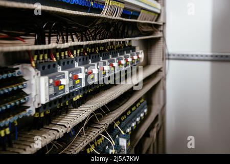 Armoire de commutation électrique dans la salle de commutation. Banque D'Images