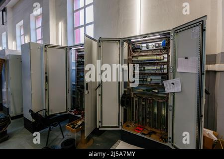Armoire de commutation électrique dans la salle de commutation. Banque D'Images