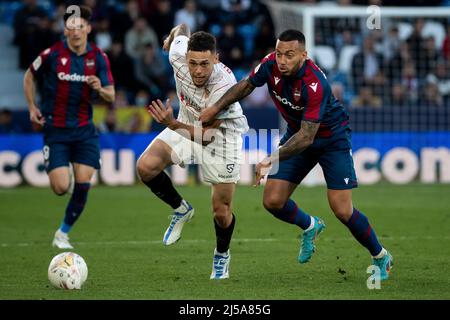 Valence, Espagne, 21 avril 2022. Lucas Adrian Ocampos de Sevilla FC (L) et l'avant de Levante Ruben Vezo pendant la Ligue match entre Levante ud vs Sevilla FC photo par Jose Miguel Fernandez /Alay Live News ) Banque D'Images