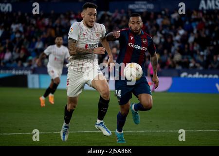 Valence, Espagne, 21 avril 2022. Lucas Adrian Ocampos de Sevilla FC (L) et l'avant de Levante Ruben Vezo pendant la Ligue match entre Levante ud vs Sevilla FC photo par Jose Miguel Fernandez /Alay Live News ) Banque D'Images