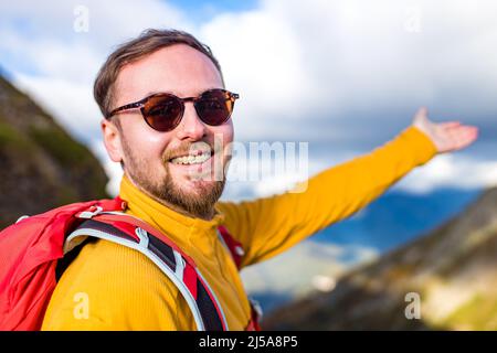 homme souriant blanc neige avec bretelles dans les montagnes. concept de soins des dents loin de la maison Banque D'Images