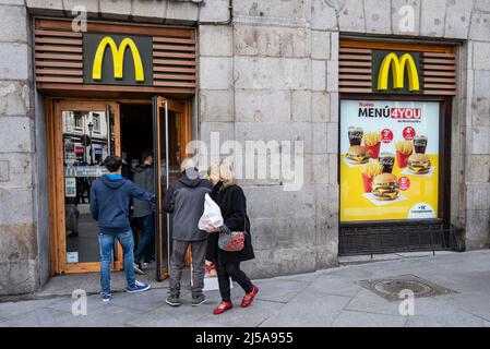 Madrid, Espagne. 03rd avril 2022. Des piétons marchent devant la chaîne multinationale américaine de restauration rapide de hamburgers, McDonald's en Espagne. Crédit : SOPA Images Limited/Alamy Live News Banque D'Images