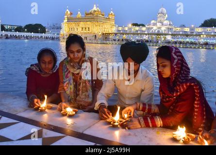 Amritsar, Inde. 21st avril 2022. AMRITSAR, INDE - AVRIL 21 : bougies légères des dévotés au Temple d'Or à l'occasion du 400th anniversaire de naissance de Guru Teg Bahadur le 21 avril 2022 à Amritsar, Inde. (Photo par Sameer Sehgal/Hindustan Times/Sipa USA) crédit: SIPA USA/Alay Live News Banque D'Images