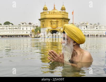 Amritsar, Inde. 21st avril 2022. AMRITSAR, INDE - AVRIL 21 : les fidèles sikhs pirent un plongeon dans le Saint sarovar à l'occasion de l'anniversaire de naissance de Guru Teg Bahadur en 400th, au Temple d'Or le 21 avril 2022 à Amritsar, Inde. (Photo par Sameer Sehgal/Hindustan Times/Sipa USA) crédit: SIPA USA/Alay Live News Banque D'Images